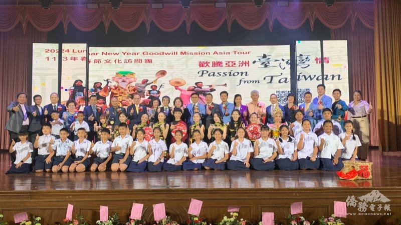 張俊福出席113年僑委會文化訪問團「當代樂坊」表演活動，並與現場各界僑領、「當代樂坊」所有團員及表演的泰國小學生共同合影