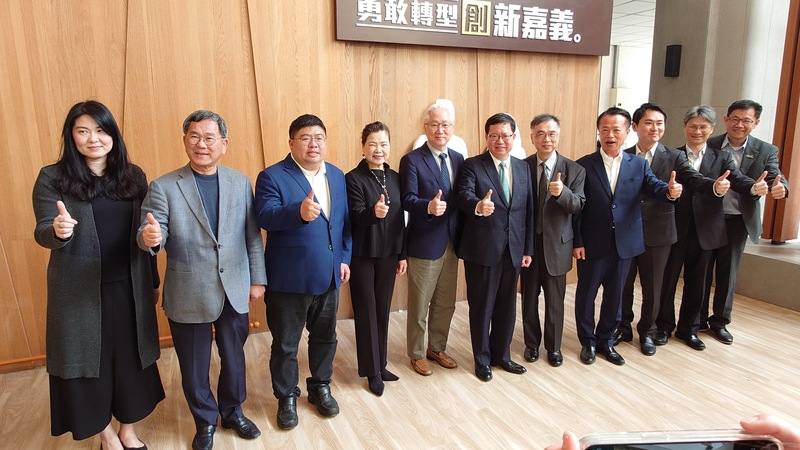 行政院副院長鄭文燦（右6）、台積電廠務副總經理莊子壽（右5）、經濟部長王美花（左4）、國科會主委吳政忠（左5）、嘉義縣長翁章梁（右4）、前嘉義縣長陳明文（左2）與立委蔡易餘（左3）、陳冠廷（右3）等人18日齊聚嘉義縣府宣布，台積電將在嘉義科學園區設2座CoWoS先進封裝廠。