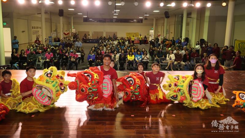 喜瑞都中文學校舞獅表演團與2024年正體漢字文化節現場大合影