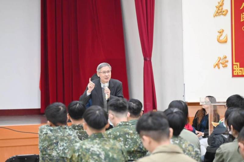 飛訓部邀請蘇律師透過座談替官兵建立正確法制觀念及認知。（航特部提供）