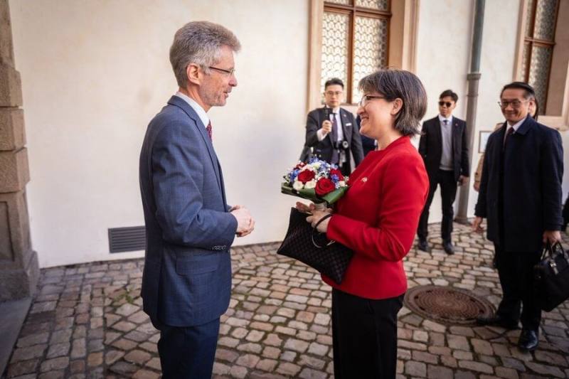 捷克參議院議長維特齊（左）19日在X社群平台上發布與副總統當選人蕭美琴合照。（圖取自twitter.com/Vystrcil_Milos）