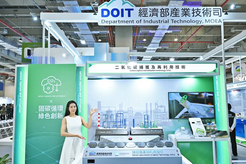 工研院開發的二氧化碳捕獲及再利用技術，協助奇美實業推動以煙道氣二氧化碳為碳源，開發全球新一代固碳PC製造技術與場域實證，使製程的碳排量較目前石化業界PC技術再降低17%，未來每年減碳17.85萬噸。