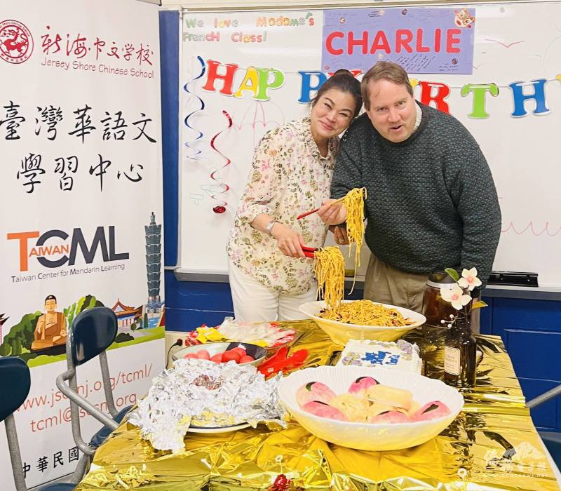 老師林美華(左) 準備了壽桃、長壽麵、紅蛋和蛋糕為貝查理(右)慶生