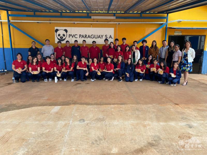 僑務促進委員張文綺（二排右一）、會長施智文（二排右四）於PVC Paraguay SA廠區與同學、老師合影