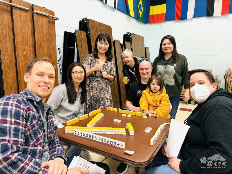 臺灣華語文學習中心教師王珍琿、詹珂瑜與成人班學生及家人合影