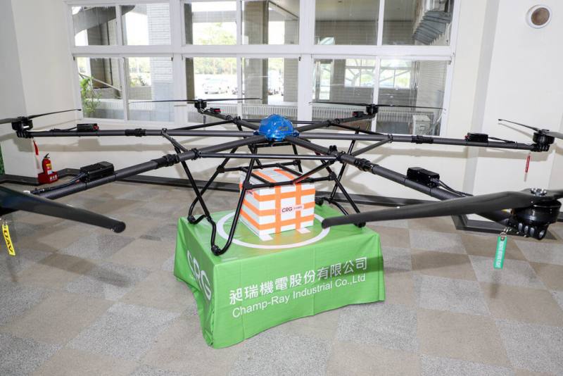 嘉義縣政府經濟發展處表示，無人機廠商昶瑞機電18日在「亞洲無人機AI創新應用研發中心」發表「高荷重無人機動力模組」，供應關鍵模組給其他大型機型廠商。（嘉義縣府提供）