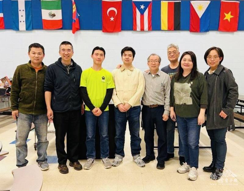 安娜堡中文學校校長林欣如(右一)、臺灣華語文學習中心主任葉劉崑（左二）與麻將教學團隊合影