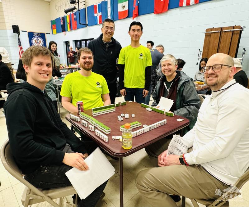 臺灣華語文學習中心主任葉劉崑、密西根州立大學華語文教師簡維江與成人班學生開心合影