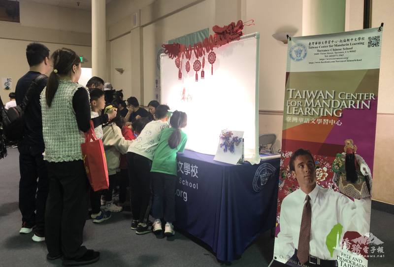 各校臺灣華語文學習中心在現場進行招生