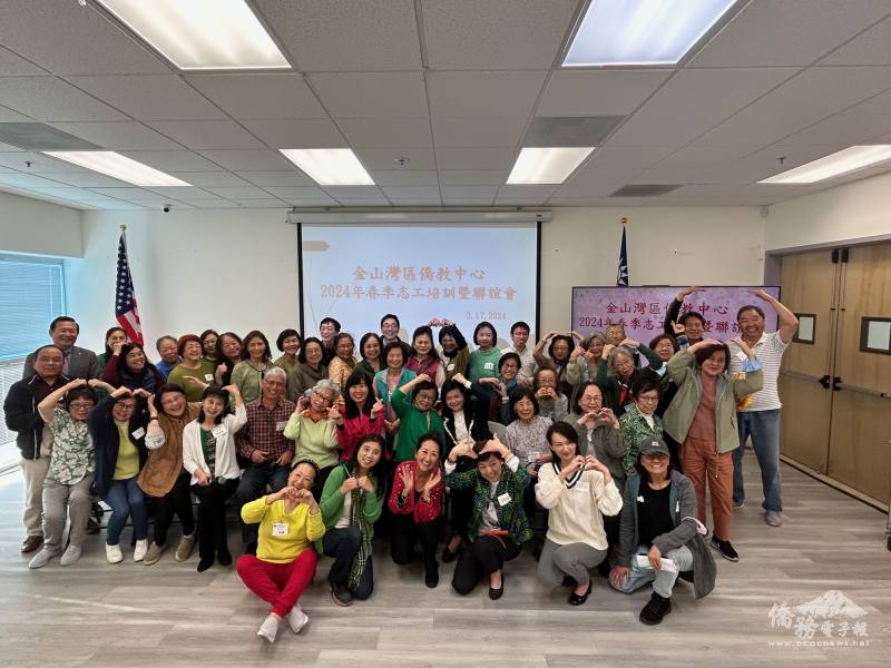 參加培訓的全體志工與金山灣區文教中心主任莊雅淑合影