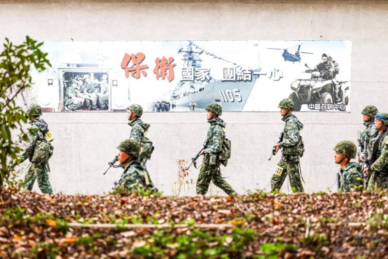 役男保持每小時4公里以上速度完成10公里行軍測驗