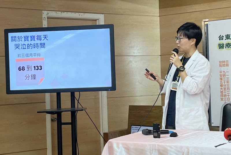 台東馬偕醫院醫師張恩菩（右）在醫療新知分享會指出，根據調查，嬰兒出生後前3個月是哭鬧高峰期，平均每天達68至133分鐘，背後可能多重因素造成，呼籲家長莫焦慮，耐心找到原因。