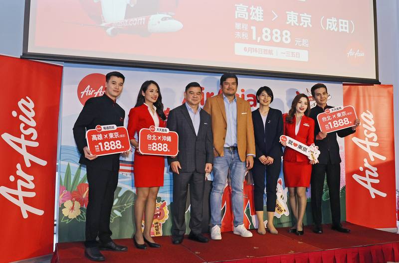 亞洲航空（AirAsia）19日在台北舉行記者會，宣布進軍東北亞市場，將開航3條經由台灣延遠至日本的航線，AirAsia長程運輸（AirAsia X）首席執行長Benyamin Ismail（中）、泰亞航首席執行長Santisuk Klongchaiya（左3）與日本台灣交流協會經濟部主任柏木彩（右3）出席記者會宣傳。