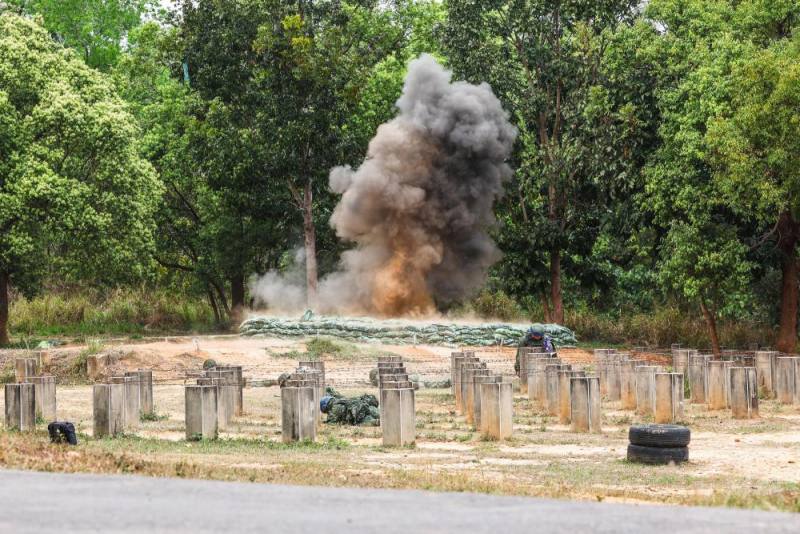 役男在爆破聲響中通過高低絆網