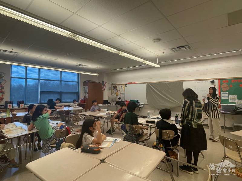 華府臺灣學校教務黃亦敏老師到各班級分發龍山國小的學生信件