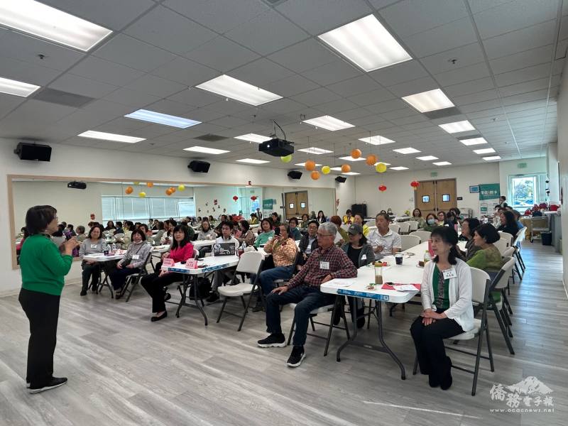 高玉麗說明志工工作須知