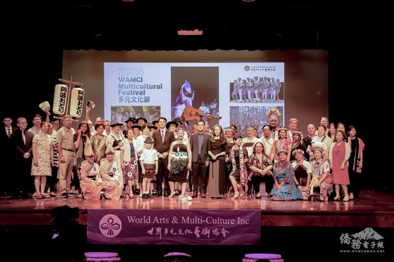 貴賓與表演團體合影