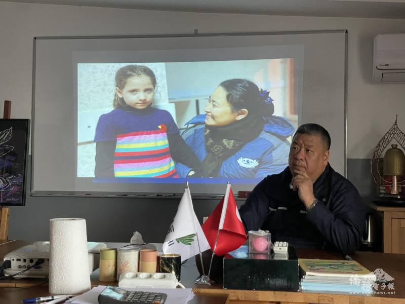 志工在人文教室中向來賓介紹了滿納海國際學校的起源