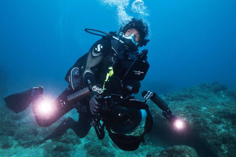 熱愛海洋的節目製作人李景白潛水經驗豐富，走過全世界數十個國家、潛過上百個潛點，累積使用3000支氧氣瓶，近期推出全新潛水紀錄節目「沉睡的水下巨人」。（公視「沉睡的水下巨人」提供）