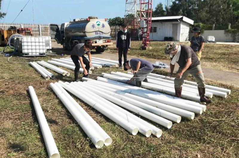 國立中央大學臨海工作站自2021年進行桃園市新屋地區海岸帶地下水出流量調查，圖為研究團隊施作100公尺試驗井鑽探、設井及地電阻與溫度光纖監測設備安裝。（倪春發教授提供）