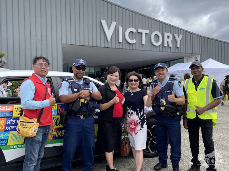 陳姿穎與紐西蘭警察局在活動會場進行社區居家安全措施宣導