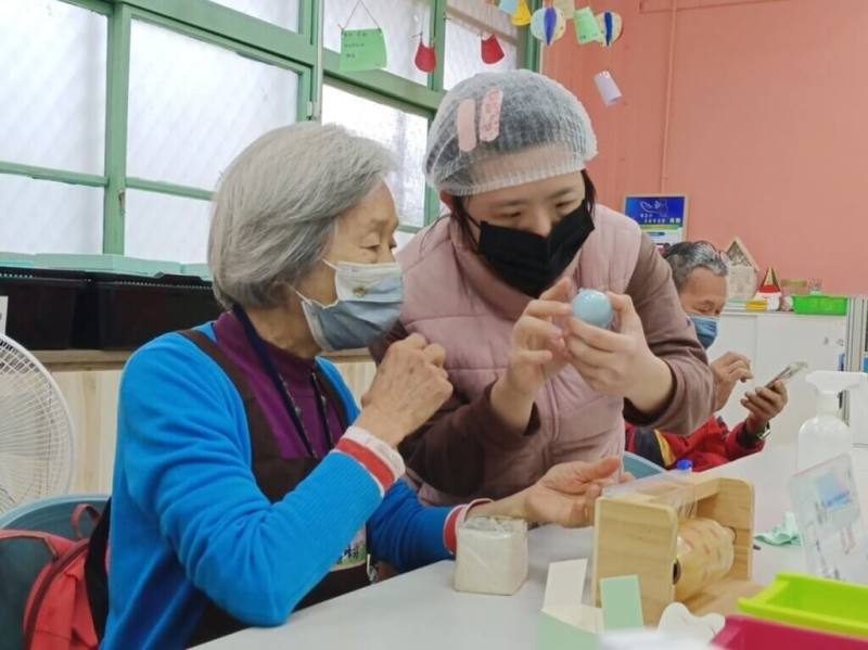 唐氏症基金會邀集銀髮族長輩到小作所與唐寶寶一同製作手工皂，促進長者與身心障礙者的融合互動。（唐氏症基金會提供）