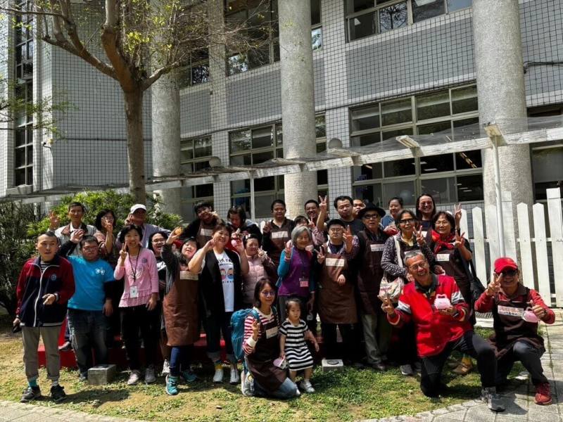 唐氏症基金會邀請台中市霧峰向日葵家園融合教育推廣協會的12名長輩到基金會位於霧峰區的小作所，與唐寶寶們製作手工皂。（唐氏症基金會提供）