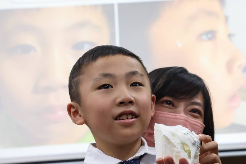 康復後的陳小弟出席記者會，開心與媽媽（右）合影