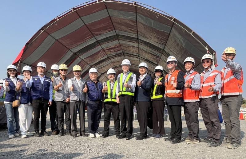 內政部長林右昌22日與「高雄新市鎮第二期發展區(配合科學園區)開發案區段徵收公