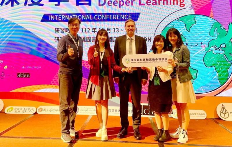 國立嘉科實驗高級中等學校今年開始招生，校長林怡慧（左2）近日表示，學校未來將結合頂尖大學、嘉科學園區產業、故宮南院等資源，開發半導體新興科技、智慧醫療、AI大數據分析等特色課程。（嘉科實中提供）