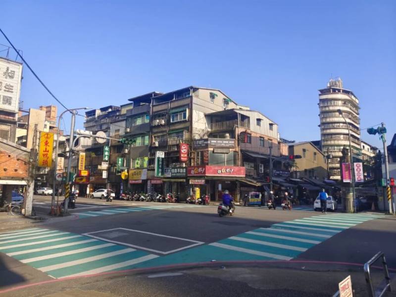 基隆市政府自112年推動在重要路段增設綠底行人穿越道線，國小路口部分，統計至113年2月底，包含七堵國小旁的明德一路、崇智街口（圖）在內已增設27處。（基隆市政府提供）