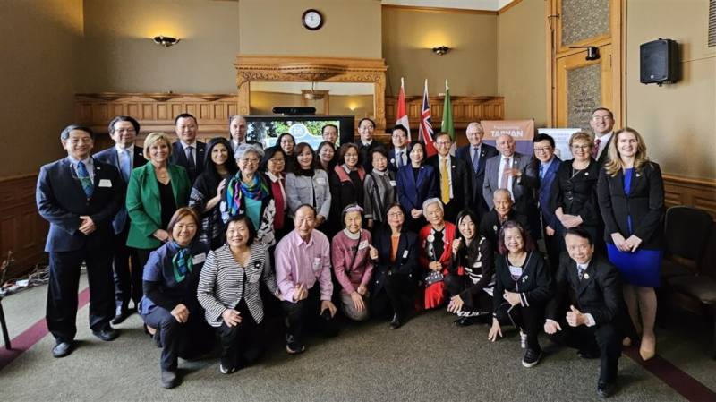 加拿大安大略省議員何德孟在省議會發表聲明並舉辦茶會，邀請安省議員及台僑各界一同紀念加拿大傳教士馬偕180歲冥誕，強化台加連結。（駐多倫多辦事處提供）