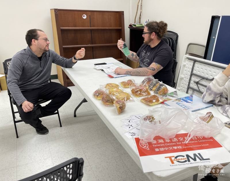 學員運用休息時間分組討論《來！學華語》內容