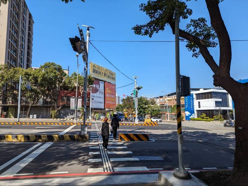 台中市政府交通局持續辦理退縮行穿線，強化改善轉向來車駕駛觀看視野。圖為台中市西屯區台灣大道四段與玉門路口。