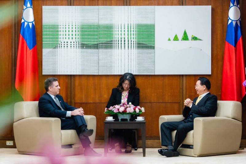 外交部長吳釗燮（右一）會晤巴拉圭資通訊科技部長比亞德（左一）
