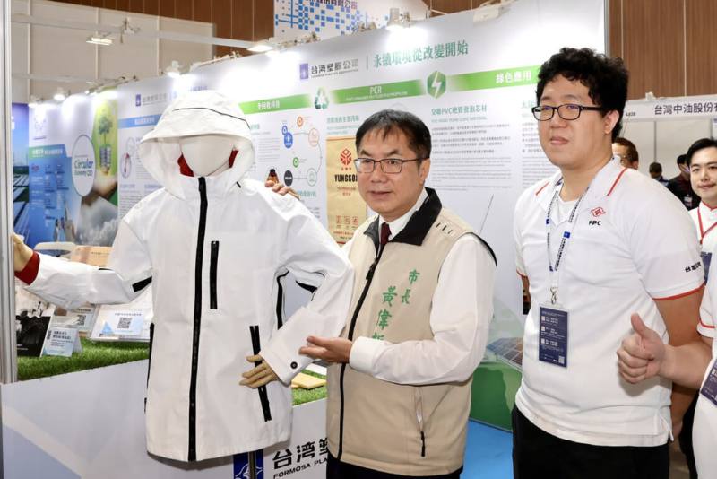 2024台南橡塑膠工業展21日在大台南會展中心舉行，台南市長黃偉哲（中）出席開幕儀式後參觀現場攤位。（台南市政府提供）