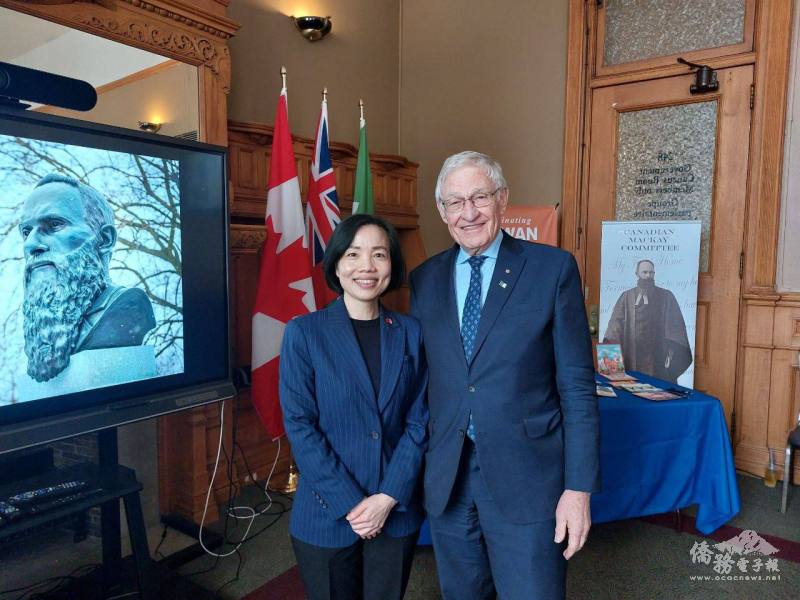 駐多倫多辦事處處長陳錦玲（左）與加拿大安大略省牛津郡省議員何德孟（右）合照