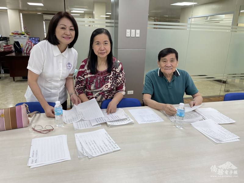 楊勝利（右）和黃曼慧（中）等評審檢視參賽者作品