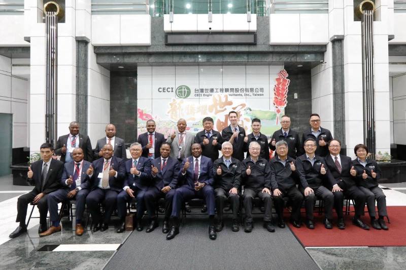 史瓦帝尼王國總理戴羅素（H. E. Russell Dlamini）（前排左六）與台灣世曦工程顧問股份有限公司董事長施義芳（前排右六）等合影。