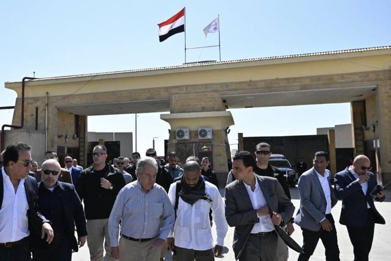 聯合國秘書長古特瑞斯23日訪問埃及一側的拉法關卡。(圖:X@antonioguterres)