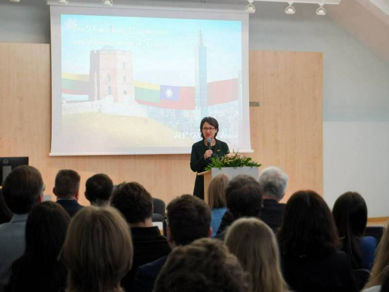 蕭副總統當選人應邀於立陶宛「維爾紐斯大學國際關係及政治研究院」（TSPMI）以「台灣民主經驗與成就」發表演講。