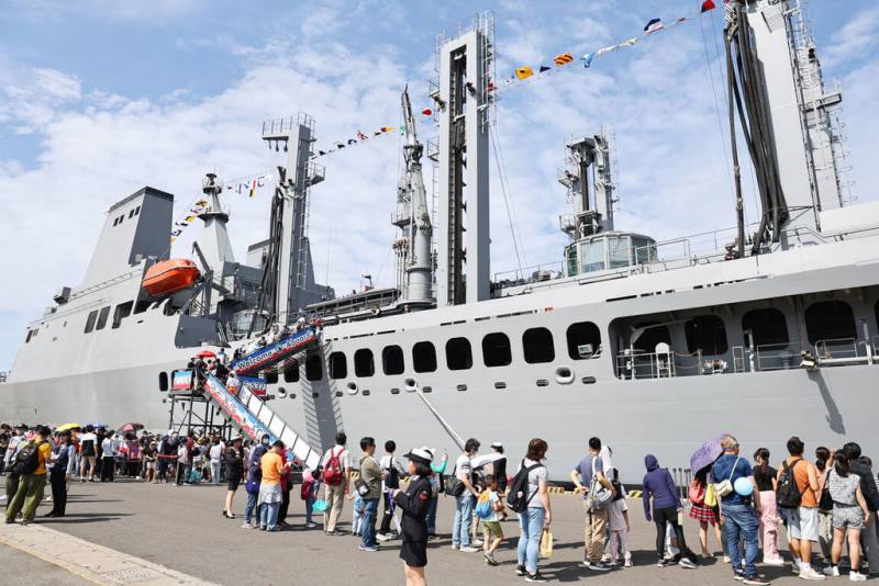 海軍113年敦睦遠航訓練支隊開抵台南安平商港，24、25日開放民眾登艦參觀，24日上午吸引大批民眾前往排隊。（台南市政府提供）
