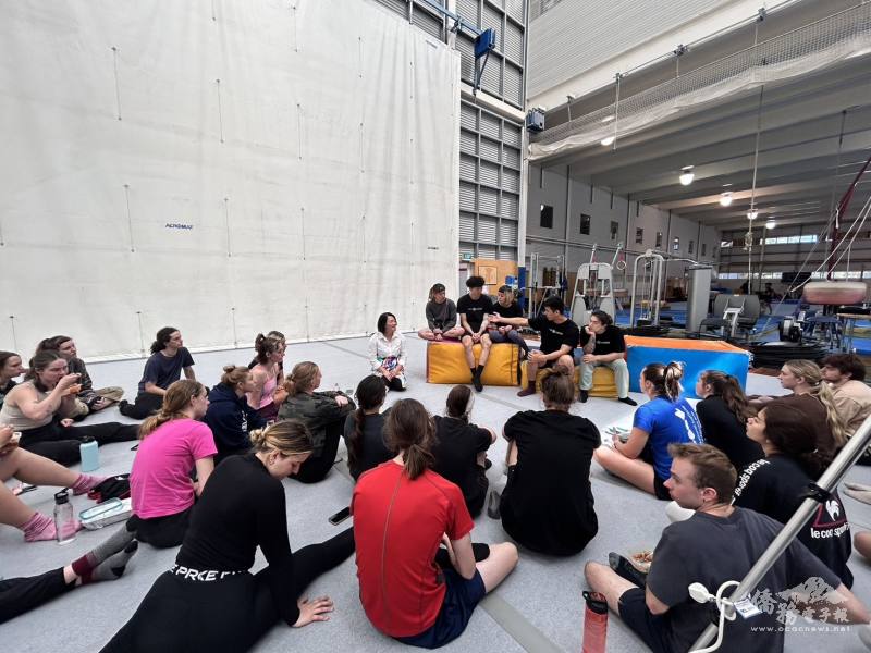 「0471特技肢體劇場」來到澳洲「墨爾本國家馬戲藝術學校」，與師生進行座談交流