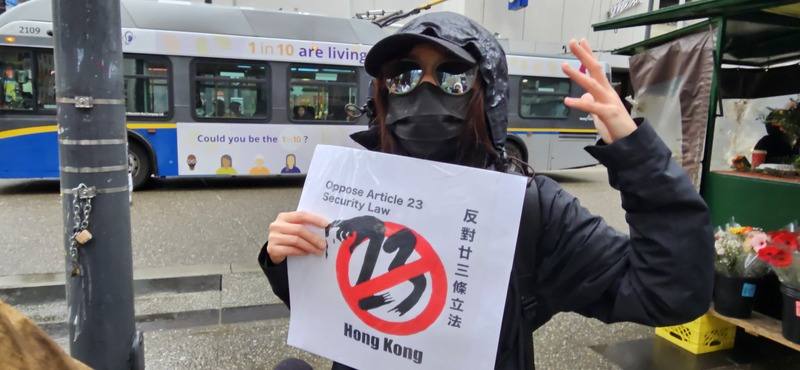 溫哥華手足組織發言人Christine於23日向台灣民眾發出警告，稱香港就是血淋淋的例證，千萬不要相信北京的甜言蜜語。