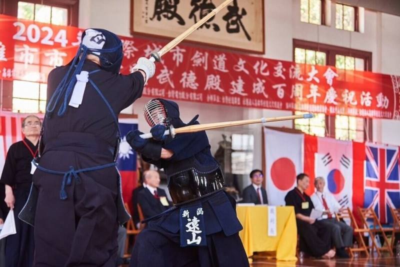 2024年國際城市劍道文化交流大會24日在國立中山大學開幕，超過400名劍道高手雲集，3天活動除有高水準精彩劍道賽事，更有難得一見的流派演武襯托其中，展現武道文化多樣性及藝術價值。圖為女子劍友在武德殿交流。（高雄市文化局提供）