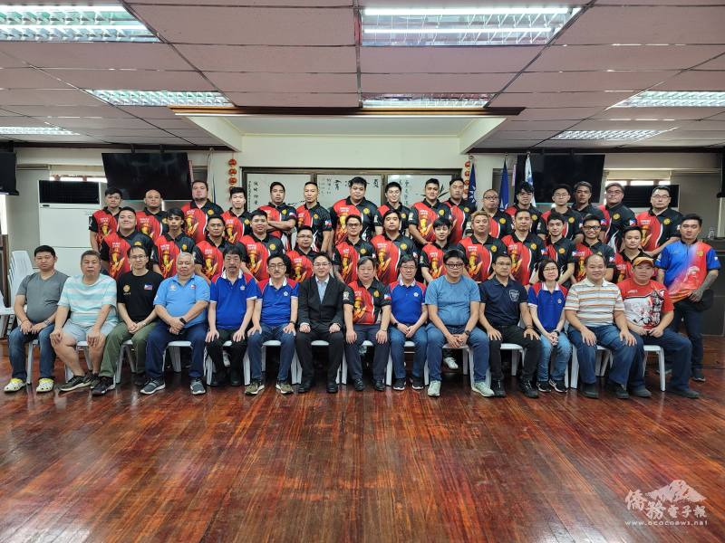 莊博智（左7）、吳治平（左6）、蔡懷強（左5）等人與2024年菲華青年消防研習營成員合影