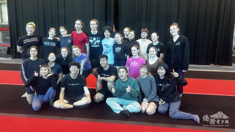 「0471特技肢體劇場」來到澳洲「墨爾本國家馬戲藝術學校」，與師生進行交流