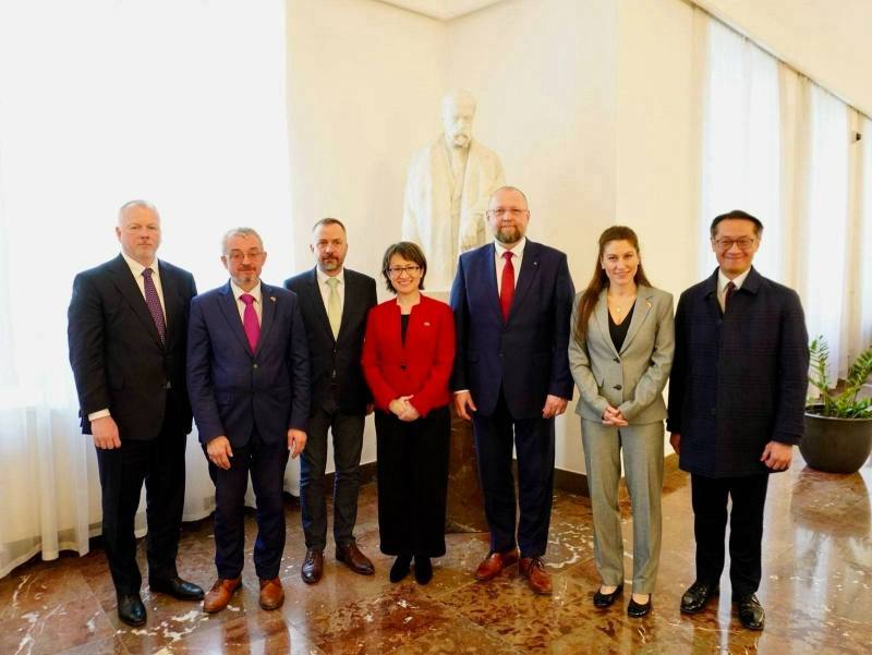 （由左至右）捷克眾議院議員葛拉利榷克（Robert Králíček）、友台小組主席班達（Marek Benda）、外委會主席傑尼雪克（Marek Ženíšek）、蕭副總統當選人、副議長巴托謝克（Jan Bartošek）、議員黛赫（Eva Decroix）及駐捷克代表處柯良叡大使。