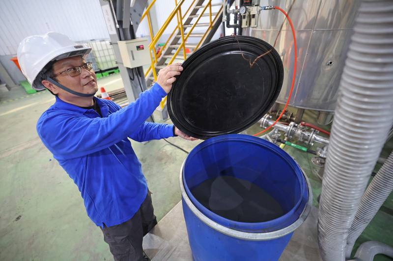 優勝蘆竹工廠主要做鋰電池黑粉回收與電子及再生材料生產，該廠將引進策略投資者，未來將生產碳酸鋰再生材料。藍色圓筒內為回收鋰電池處理成粉末狀。