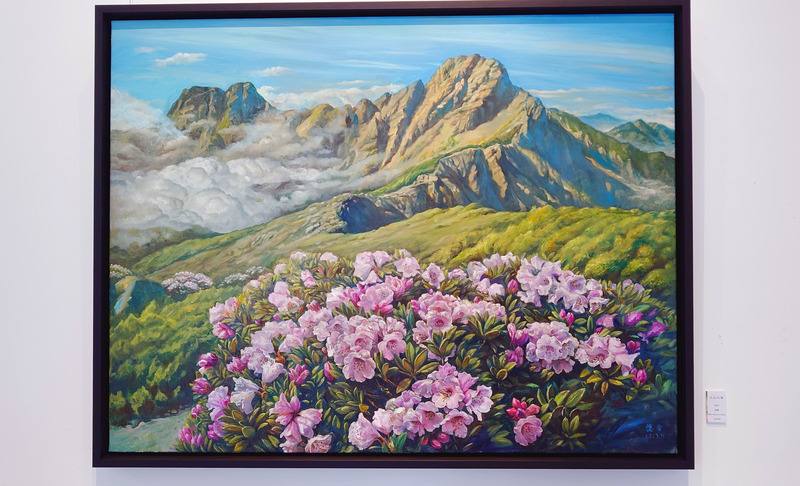 畫家王德合近年登上50餘座台灣百岳，讓美麗山林滋養他的創作，畫出蒼勁的玉山與美麗的台灣特有植物玉山杜鵑。圖為油畫「玉山之春」